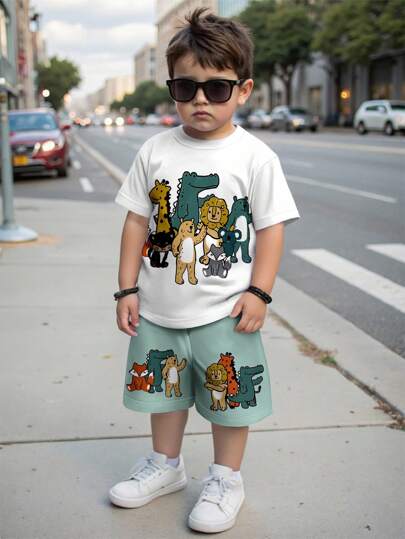 SHEIN 2 件套年轻男孩休闲卡通图案圆领短袖 T 恤和短裤套装，适合夏季