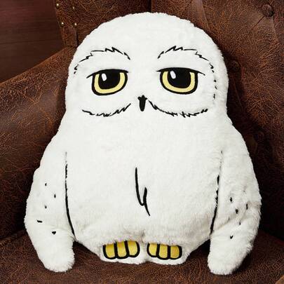HARRY POTTER X SHEIN 1 个柔软舒适的 Hedwig 装饰抱枕，适合汽车、房间、沙发装饰和午后小憩，是圣诞节、圣诞节、生日等节日送礼的绝佳选择，也是送给朋友、朋友或朋友的可爱毛绒玩具。