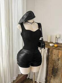 SHEIN EZwear Quần short da PU màu đen trơn, xếp ly, dáng ôm, cỡ lớn, quần short da đen, quần short cạp cao màu đen, quần short giả da, quần short biker cạp cao. - màu đen - Xem 7