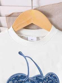 SHEIN Playful Pals 女童圆领针织长袖卫衣，饰有牛仔布贴花樱桃图案，搭配牛仔百褶裙，时尚秋季套装 - 白色 - 查看 6