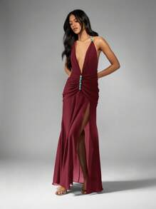 MISSGUIDED 深V领雪纺长裙，侧开衩褶皱设计，饰以绿松石，适合晚宴、婚礼宾客、正式场合穿着，圣诞节适用。 - 酒紅色 - 查看 1