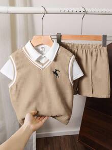 SHEIN Little Byeori 3件套男童舒适百搭日常休闲时尚学院风简约撞色拼接藏蓝色背心短裤搭配白色针织polo衫，多件套，适合春夏季节、日常生活、运动、校园、聚会、节日、演出、摄影、返校季等场合。男童米色套装，韩版男童服装。 - 卡其色 - 查看 2