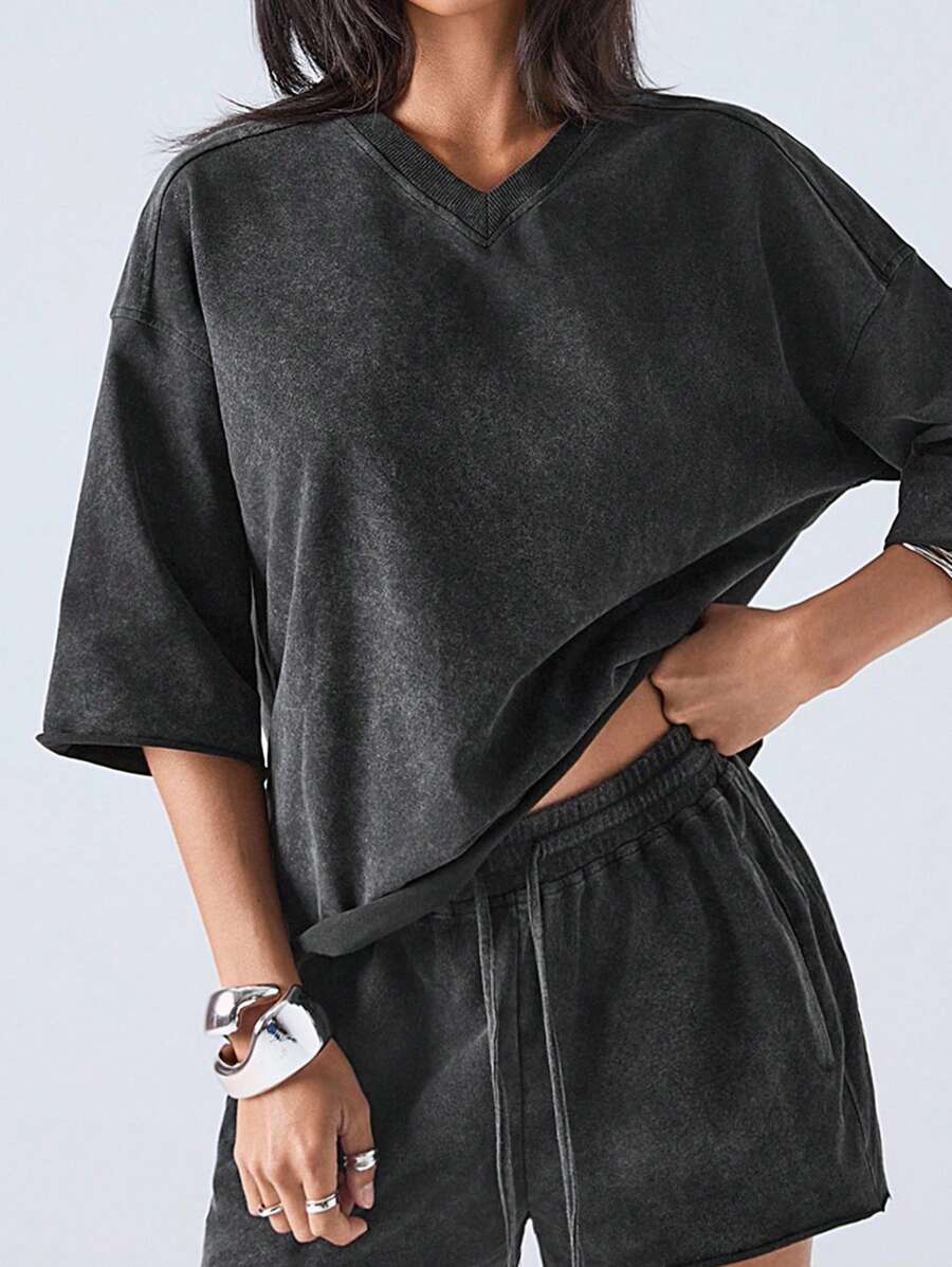 LYSMO 两件套女士V领落肩水洗字母印花T恤和短裤休闲家居服套装，夏季街头简约风，适合办公室穿着，夜间外出/休闲场合；黑色水洗短袖T恤和短裤两件套，运动健身，舒适休闲，通勤百搭，校园服装 - 黑色 - 查看 1