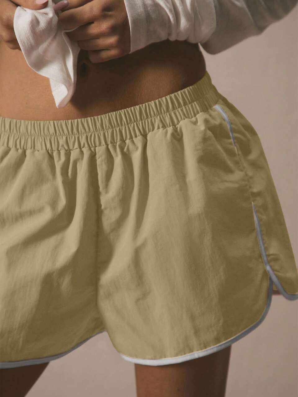 Pantaloncini da runner con vita bassa, taglio ampio e finitura a contrasto, estivi, casual, di anni '90/Y2K, eleganti e adatti per le vacanze