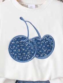 SHEIN Playful Pals 女童圆领针织长袖卫衣，饰有牛仔布贴花樱桃图案，搭配牛仔百褶裙，时尚秋季套装 - 白色 - 查看 4