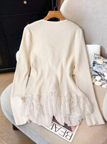 GlowEve CURVE Áo len đan ren chắp vá cổ chữ V màu trắng, tinh tế và sang trọng - trắng - Xem 2