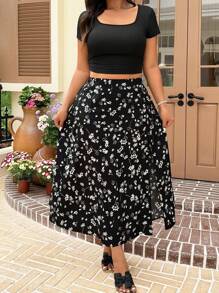 Solflare 2 件大码女式套装：黑色针织圆领 T 恤和印花开衩下摆半身裙 - 黑色 - 查看 5