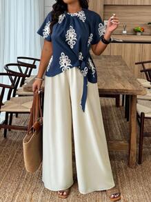 Weeklong 随机花卉印花 2 件大码套装：短袖系带下摆衬衫和阔腿裤