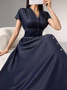 Heiryn 女式纯色前扣V领优雅短袖中长连衣裙 - 藍色 - 查看 3