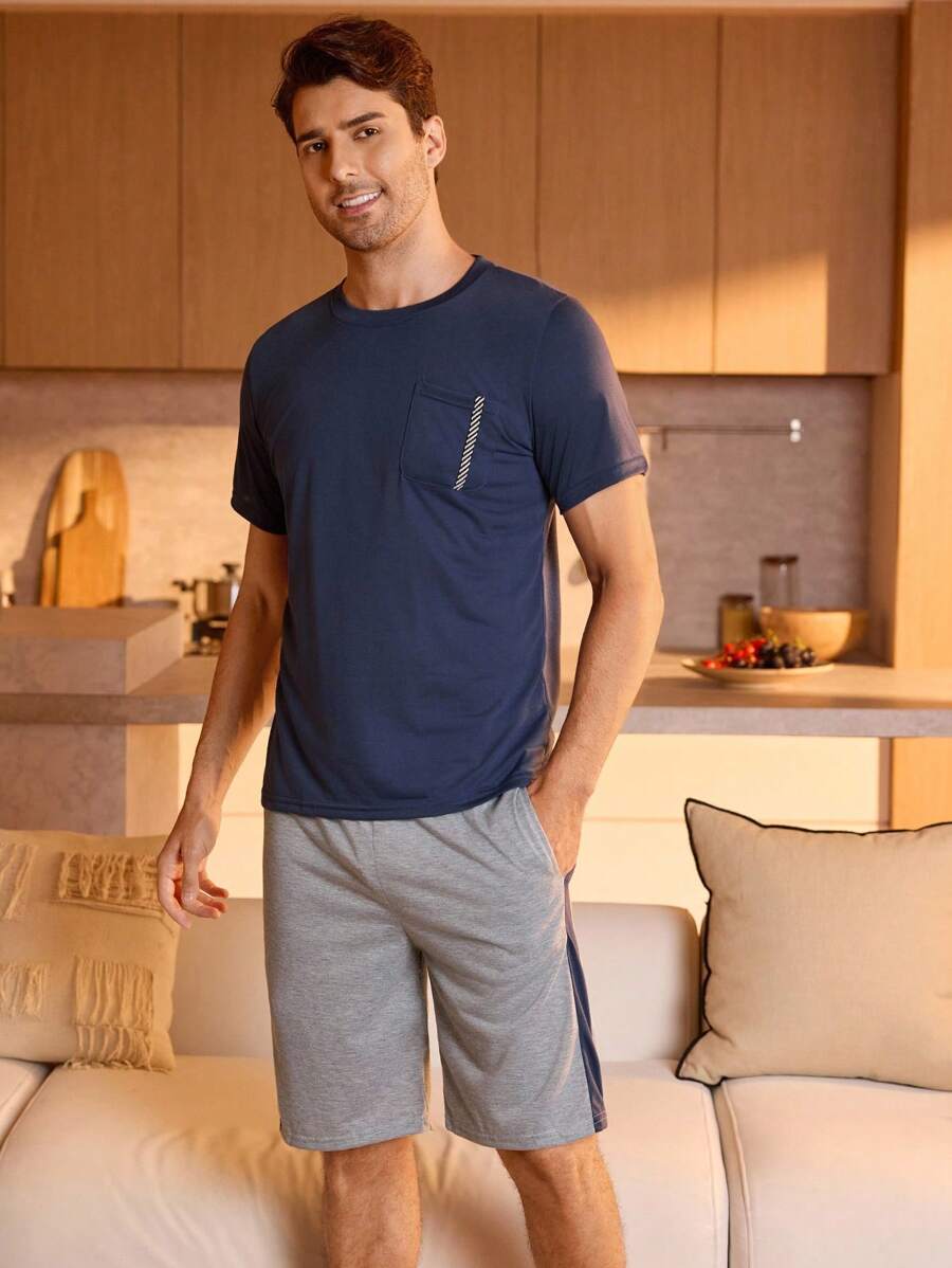 SHEIN Conjunto de pijama con camiseta con bolsillo en el frente y shorts para hombre - Multicolor - Ver 1