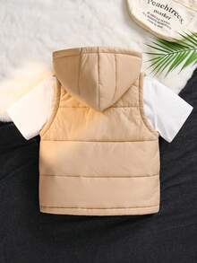 SHEIN 男童休闲舒适多功能连帽无袖口袋背心外套，饰有精美装饰，适合通勤、上学、日常穿着。男童连帽背心，儿童冬季保暖背心。 - 卡其色 - 查看 2