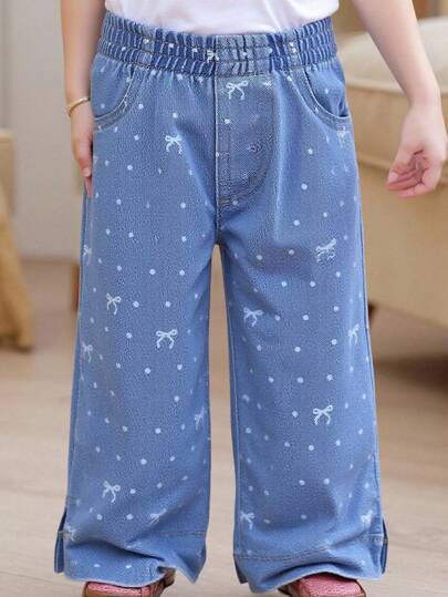 Jeans holgados para bebé niña, color denim azul medio vintage, estampado de lunares y lazos en blanco, material suave y cómodo, uso versátil diario, pantalones de mezclilla para niñas pequeñas