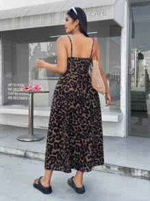 Solflare 大码豹纹细肩带露背连衣裙，配有可调节腰带和隐形拉链，适合春夏季 - 棕色 - 查看 2