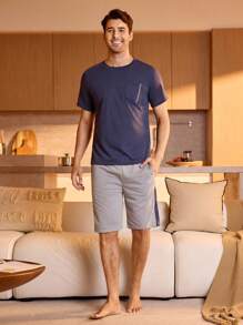 SHEIN Conjunto de pijama con camiseta con bolsillo en el frente y shorts para hombre - Multicolor - Ver 3