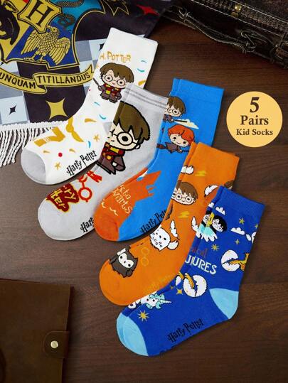 HARRY POTTER X SHEIN 5 paires de chaussettes mi-mollet pour enfants en coton doux et respirant, absorbant l'humidité, avec motifs de dessins animés colorés et mignons. Renforcées au niveau des orteils et du talon pour une meilleure durabilité. Unisexe pour garçons et filles, convient pour toutes les saisons et tous les styles, aussi bien pour l'école que les activités extérieures.
