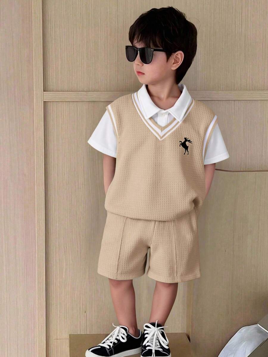 SHEIN Little Byeori 3件套男童舒适百搭日常休闲时尚学院风简约撞色拼接藏蓝色背心短裤搭配白色针织polo衫,多件套,适合春夏季节、日常生活、运动、校园、聚会、节日、演出、摄影、返校季等场合。男童米色套装,韩版男童服装。 - 卡其色 - 查看 1