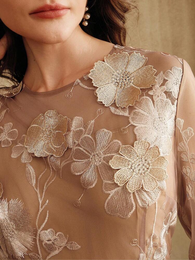 Vestido de tule bordado floral elegante com cauda de sereia