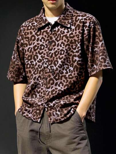 SHEIN Camisa informal de manga corta con cuello vuelto y estampado de leopardo adaptable a cualquier ocasión para adolescentes varones, apta para ir a la escuela, uso diario, vacaciones y deportes, ideal para primavera/verano