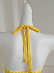 Sweetra Vestido de punto casual de vacaciones amarillo con escote halter calado y flores 3D para mujer