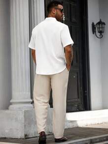 Manfinity Homme 【夏日必备】优雅白色短袖衬衫-无论是商务会议、休闲聚会、还是日常出游，这款衬衫都能完美搭配，展现您的时尚品味。