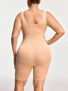 Mono corto de talla grande en color liso con tirantes anchos, de corte casual y ajustado