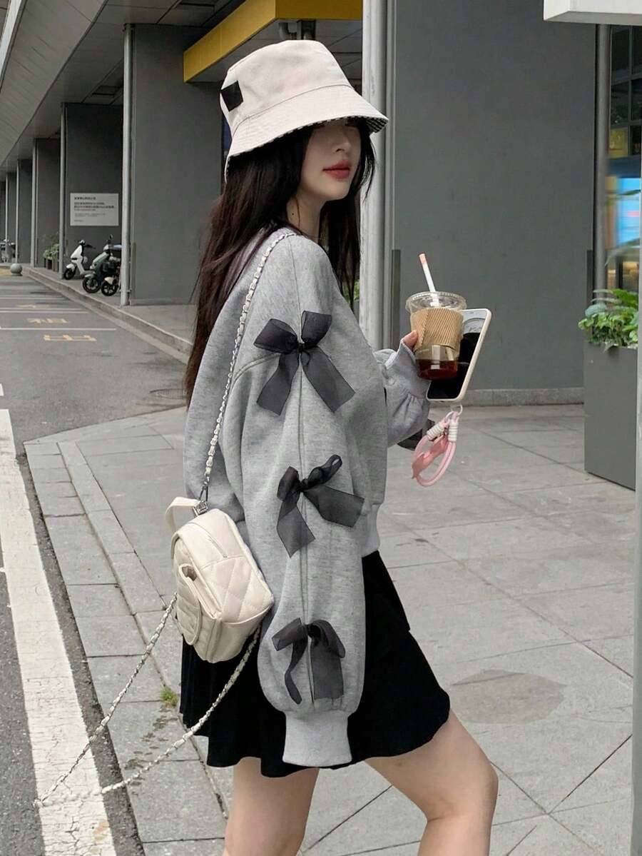 DAZY بلوزة كاجوال فضفاضة بياقة مستديرة وأكمام طويلة منسدلة مع زخرفة فيونكة، مناسبة للخريف والشتاء