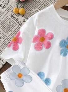 SHEIN Vintaside Kids 2 件套青少年女孩休闲时尚舒适简约可爱花卉印花短袖 T 恤和短裤套装，夏季 - 彩色 - 查看 4