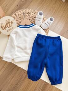 男婴两件套：保暖内衬V领插肩袖卫衣，字母印花，搭配抽绳裤脚长裤，休闲运动套装，适合户外活动，秋冬季保暖穿着。