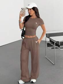 SHEIN EZwear 2 件套女士修身休闲 Knightley 印花短袖 T 恤和裤子套装，家居服 - 咖啡棕 - 查看 3