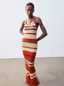 Maija Vestido de diseño de patchwork y flecos en rojo y albaricoque, ajuste ajustado, estilo bohemio para vacaciones y playa, diseño único y de moda, ropa de mujer para primavera/verano, atuendo de playa estilo boho chic, look estilo occidental para el festival de música Coachella