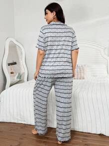 SHEIN 休闲大码荷叶边甜美心形条纹印花柔软牛奶丝面料大码短袖上衣和裤子睡衣套装 - 淺灰色 - 查看 2