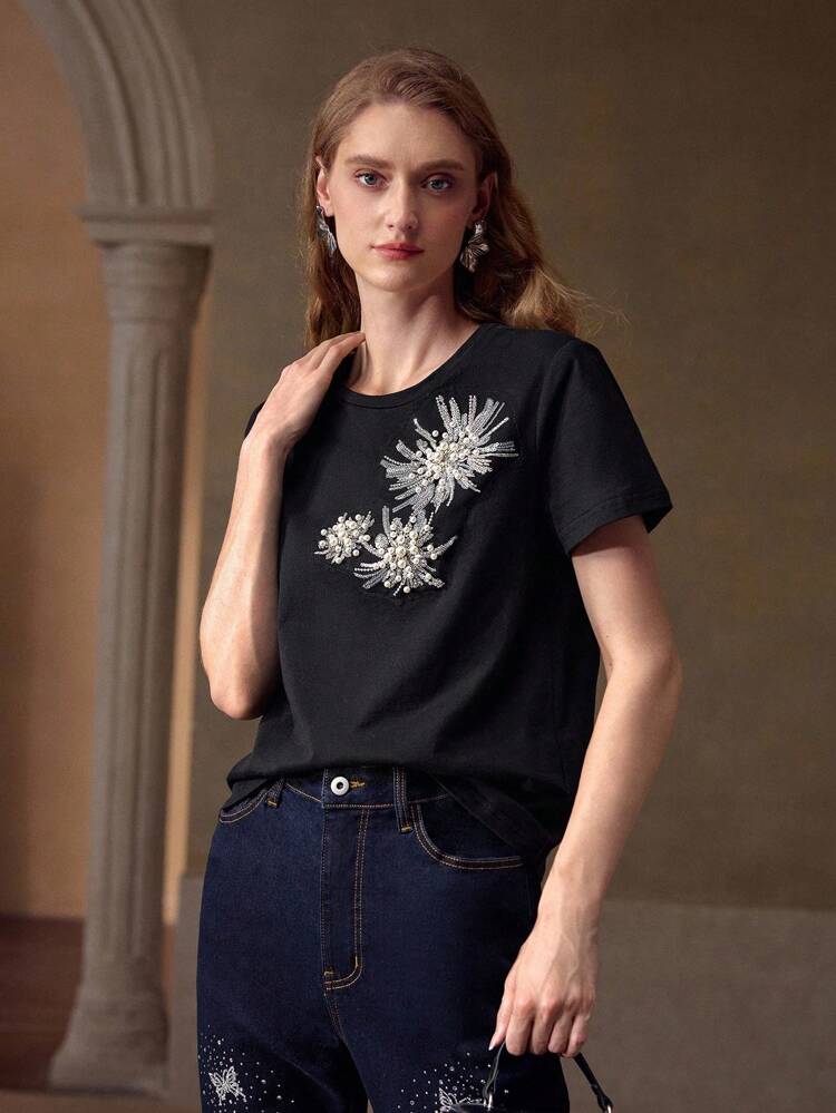 T-SHIRT AVEC PERLES FAUSSES ET SEQUINS CONTRASTÉS