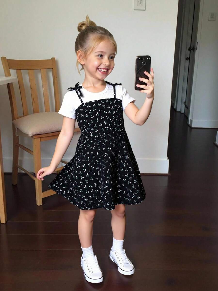 SHEIN 2 件套：年轻女孩碎花吊带背心连衣裙和 T 恤 - 黑與白 - 查看 1