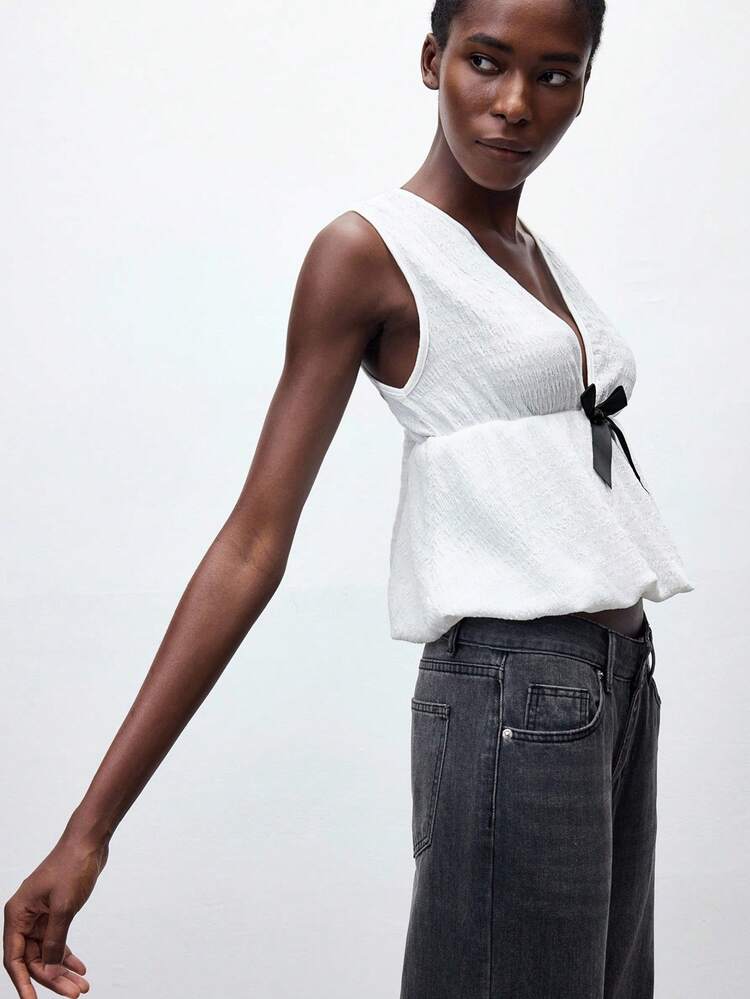 SHEIN Maija 여성을 위한 화이트 보우 장식 V넥 민소매 플리츠 탑, 우아하고 편안하며 미니멀하고 다재다능하며 슬리밍 효과가 있으며 가을, 할로윈에 적합합니다