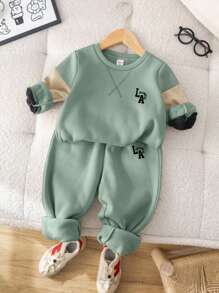 SHEIN 2 件套年轻男孩休闲舒适圆领拼接长袖连帽衫和裤子套装，适合通勤、学校、休闲、学院、儿童服装、年轻男孩服装、返校、生日派对、婚礼、洗礼、秋冬、羊毛、加厚 - 彩色 - 查看 2