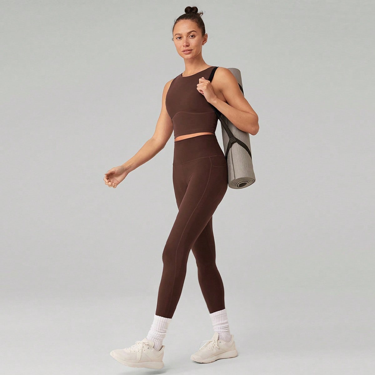 Sujetador deportivo de tirantes en U de ajuste ajustado FeatherFit™, top de impacto bajo para yoga y uso diario