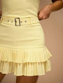 SHEIN BAE 女士夏季时尚纯色带扣腰带打结吊带上衣和多层褶边迷你裙套装 - 黃色 - 查看 7