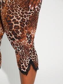SHEIN SXY Leggings moulants grande taille pour femmes, sexy et élégants, avec imprimé léopard, patchwork en dentelle et maille, fente haute. Convient pour le port quotidien, les festivals, les sorties, les anniversaires, les enterrements de vie de jeune fille, les mariages, les tenues élégantes ou décontractées, les sorties shopping, le streetwear. Facile à assortir, affinant la silhouette et mettant en valeur la morphologie.