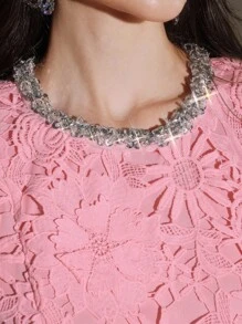 Anewsta Nuevos Llegados Vestido elegante entallado con cinturón, cuello redondo, manga corta, decoración de diamante rosa, encaje 3D floral de lujo - Rosa - Ver 1