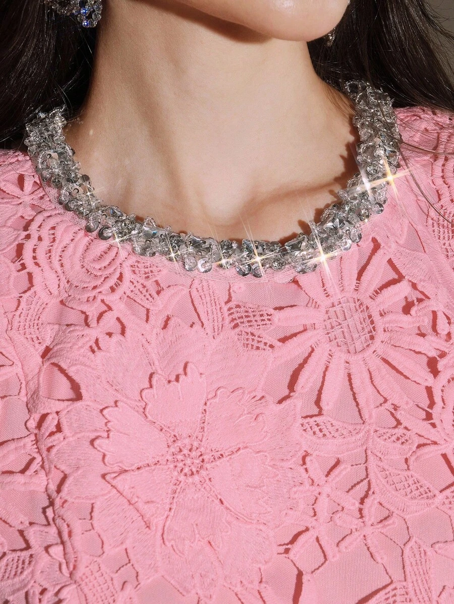 Anewsta Nuevos Llegados Vestido elegante entallado con cinturón, cuello redondo, manga corta, decoración de diamante rosa, encaje 3D floral de lujo - Rosa - Ver 1