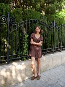 Nöista 这款棕色泡泡袖娃娃裙是秋季女装和返校季的舒适之选。宽松的版型和层叠的设计，非常适合乡村风、舒适的校服，或是想要展现可爱、舒适和时尚感的休闲秋日。