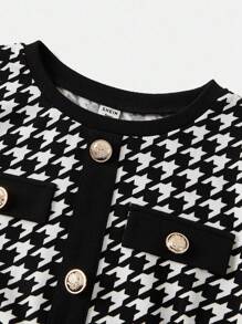 SHEIN 少女街头时尚复古学院风优雅修身黑白千鸟格拼接针织弹力收腰荷叶边下摆短袖A字纽扣迷你连衣裙 - 黑與白 - 查看 4