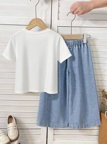 SHEIN Playful Pals Set de vară din 2 piese pentru fetițe. Recomandare stil dulce, drăguț și proaspăt! Top alb cu mânecă scurtă, decorat cu fundă 3D din organza, imprimeu fluturi pictat în cerneală. Se poate asorta cu pantaloni blugi 3/4 cu croială largă. Design cu fundă 3D cusută manual, croială lejeră și confortabilă. Purtare zilnică în campus, întâlniri cu prietenii, ședințe foto în vacanță. Cea mai bună alegere la modă pentru vară!