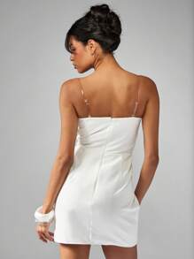 MISSGUIDED Vestido mini bandeau con adorno de rosa de cristal, sin tirantes, ajustado, para fiesta, con tirantes transparentes, para invitada de boda, recepción, luna de miel y ocasiones especiales - Blanco - Ver 2