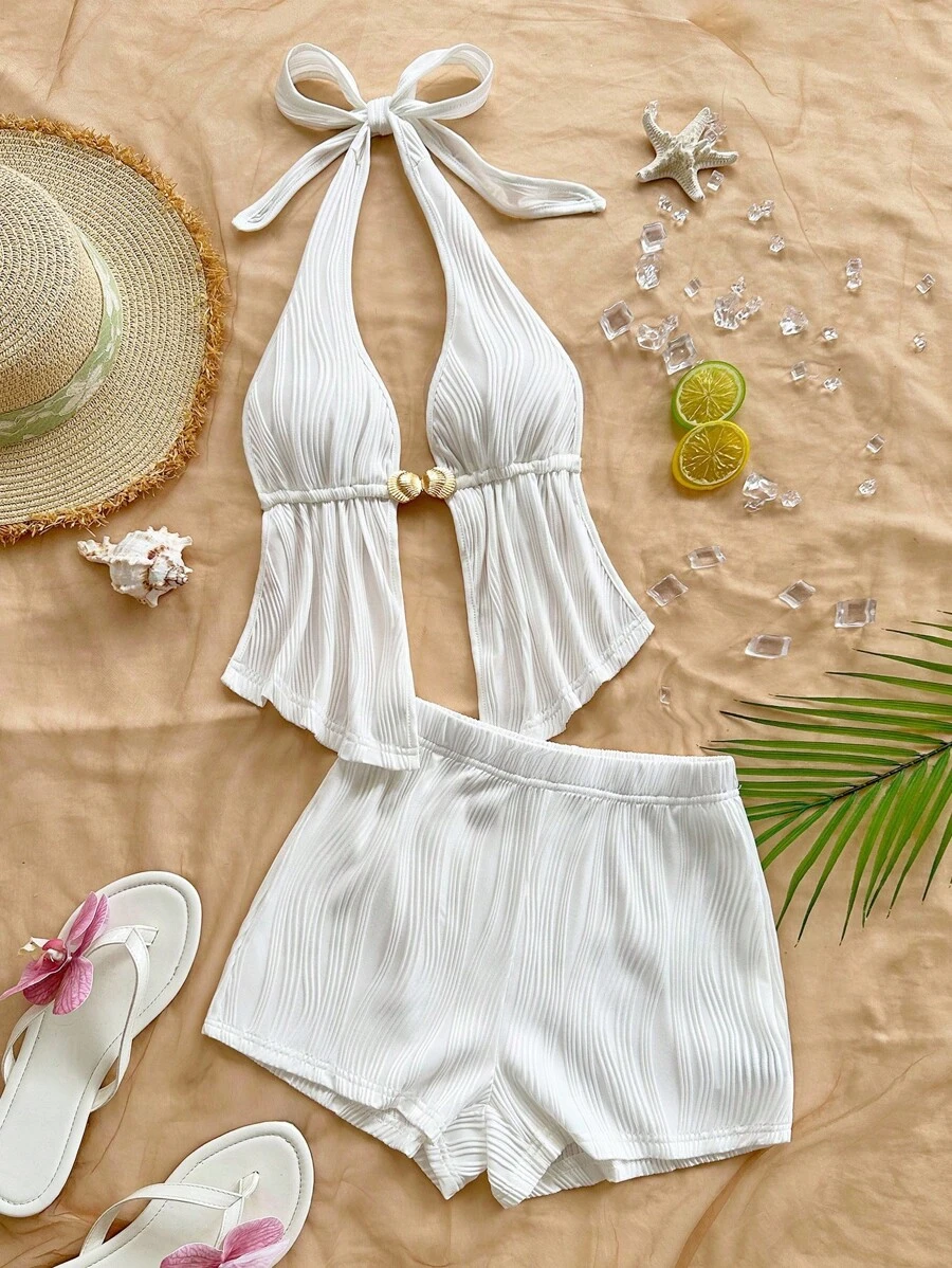 Conjunto de vacaciones para mujer Soleia - Top corto sin espalda con volantes, escote en V, decoración metálica y tela blanca con textura ondulada, y pantalones cortos ajustados, para vacaciones, citas, té de la tarde, fiestas, playa, cruceros, resorts de isla, viajes por carretera, festivales de música, estilo bohemio - Blanco - Ver 1