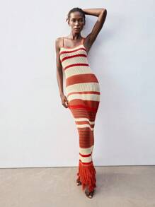 Maija Vestido de diseño de patchwork y flecos en rojo y albaricoque, ajuste ajustado, estilo bohemio para vacaciones y playa, diseño único y de moda, ropa de mujer para primavera/verano, atuendo de playa estilo boho chic, look estilo occidental para el festival de música Coachella
