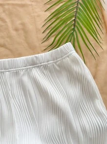 Conjunto de vacaciones para mujer Soleia - Top corto sin espalda con volantes, escote en V, decoración metálica y tela blanca con textura ondulada, y pantalones cortos ajustados, para vacaciones, citas, té de la tarde, fiestas, playa, cruceros, resorts de isla, viajes por carretera, festivales de música, estilo bohemio - Blanco - Ver 3