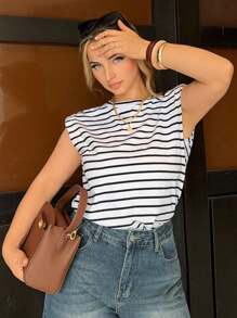 Jeta Ari 條紋圓領加肩墊短袖t恤,適合夏季休閒場合 - 黑與白 - 查看 1