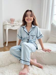 SHEIN Set de 2 piezas de pijama con top de manga corta y pantalones, con bordado de corazón jacquard, cómodo y casual para niñas