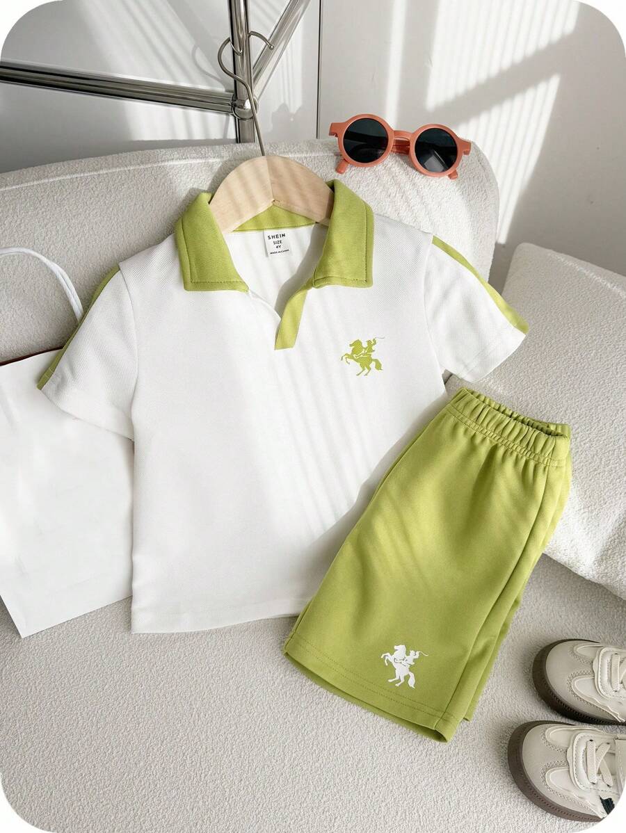 SHEIN 2 件套男童/女童拼接撞色可爱卡通小马印花 Polo 领短袖 T 恤和短裤套装，适合春夏季、户外玩耍、学校、街头风格、派对和休闲，性价比高 - 綠色 - 查看 1